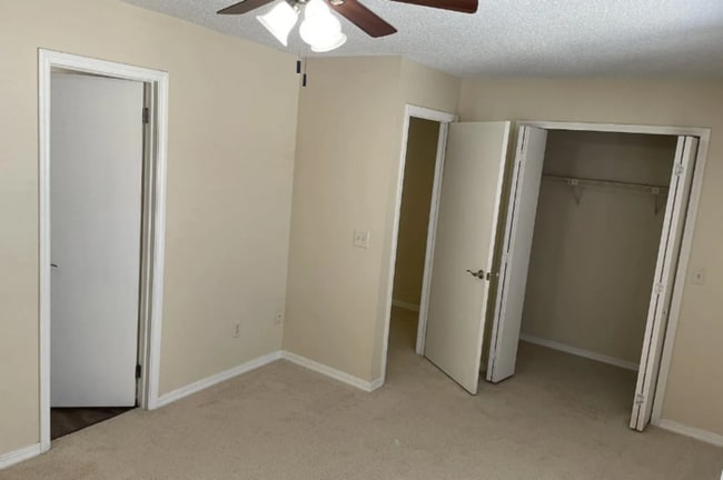 Building Photo - 2 Bedroom Townhome in Lexington Square