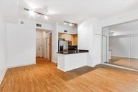 Building Photo - Stylish Studio Apartment w/ Top-Notch Amen...