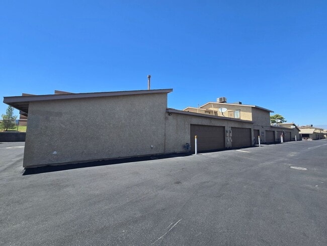 Building Photo - 2200 Short Pine Dr