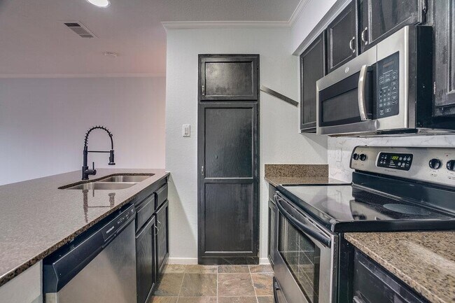 Building Photo - 8888 Tallwood Dr