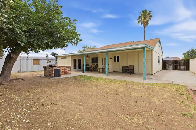 Building Photo - 1301 W Montoya Ln