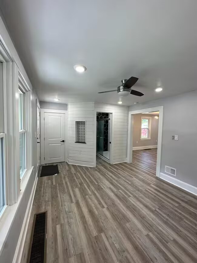 Building Photo - 3370 Parkview Ave