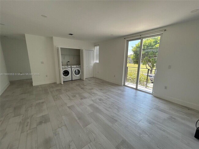 Building Photo - 3823 Thomas Ave