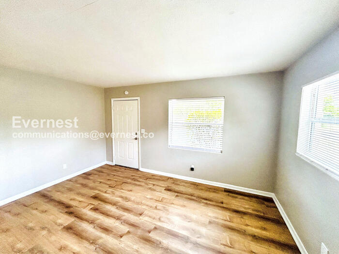 Building Photo - 10546 106th Ave N