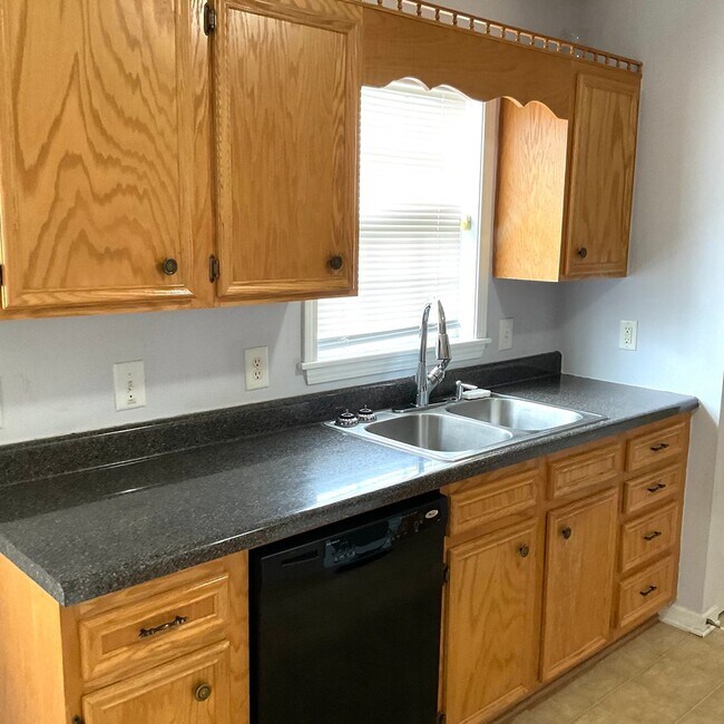 Building Photo - 3 Bedrooms, 2 Baths Home For Rent in Newton NC with 2 car garage