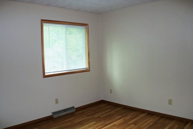 Building Photo - $2,200 | 4 Bedroom, 2 Bathroom House | No ...