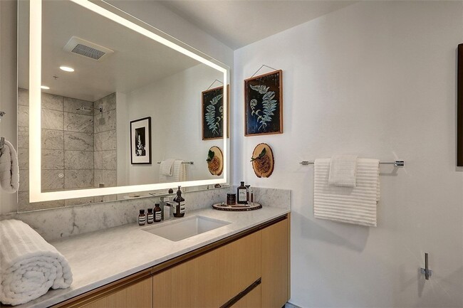 Building Photo - Bright and Modern World-Class Condo