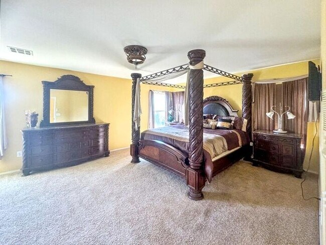 Building Photo - Welcome to your new home in North Las Vega...