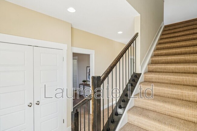Building Photo - 5438 Valentia St