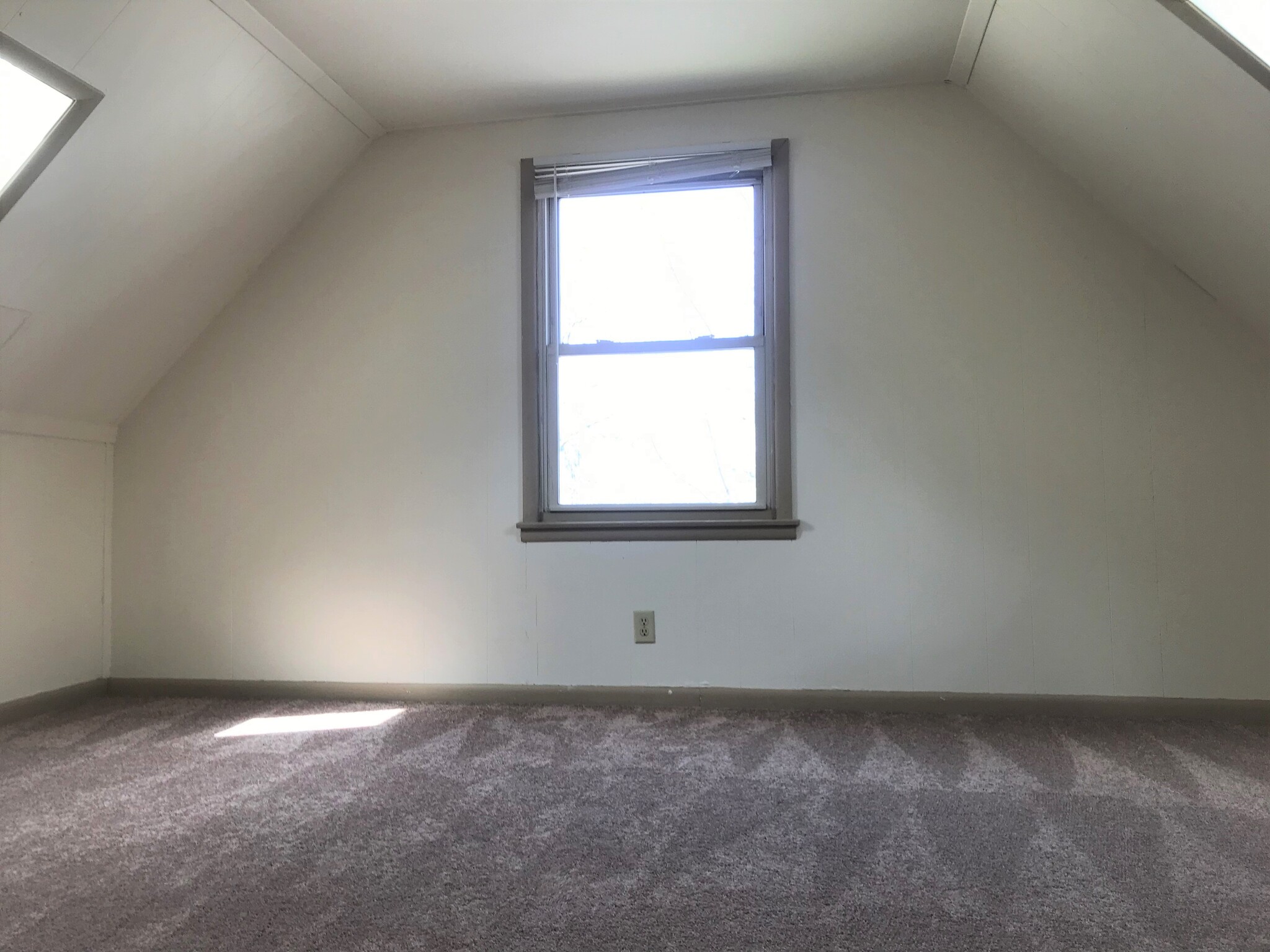 Building Photo - 1305 Temkin Ave