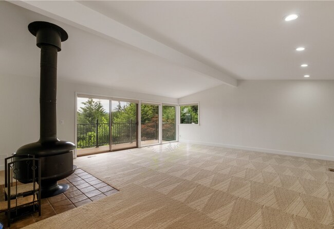 Building Photo - Elegant 4 bed home with Lake Sammamish Vie...