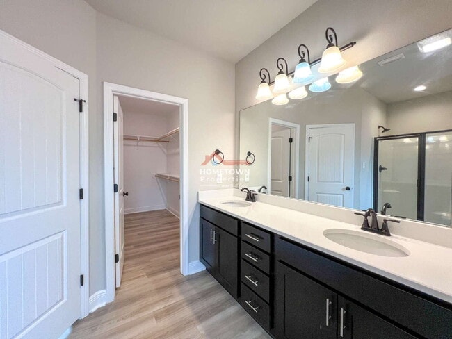 Building Photo - Beautiful 3 bedroom home centrally located...