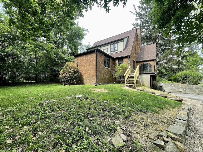 Building Photo - 611 S Eagleson Ave