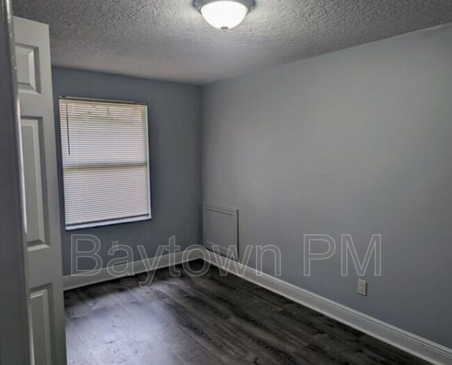 Building Photo - 2620 E North Bay St