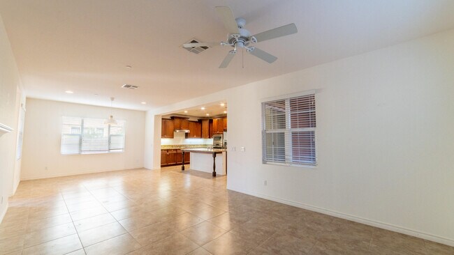 Building Photo - 570 Calle Vibrante