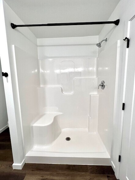 Walk-In Shower - 800 Hoffman Hills Blvd