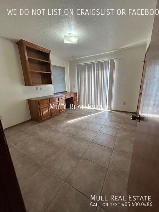 Building Photo - 2824 Silvertree Dr