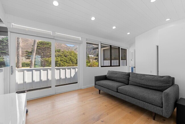 Building Photo - 2988 Solimar Beach Dr