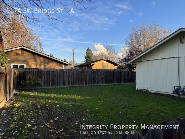 Building Photo - 917 SW Bridge St