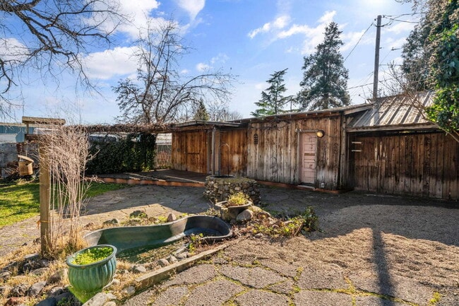 Building Photo - Charming Rustic 3-Bedroom + bonus rooms in Ashland, OR