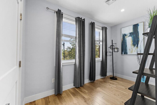 Building Photo - 1011 Bennington St