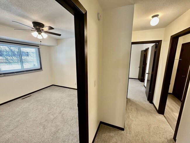 Building Photo - Elegant Townhome Living in a Prime Eagan Location!!