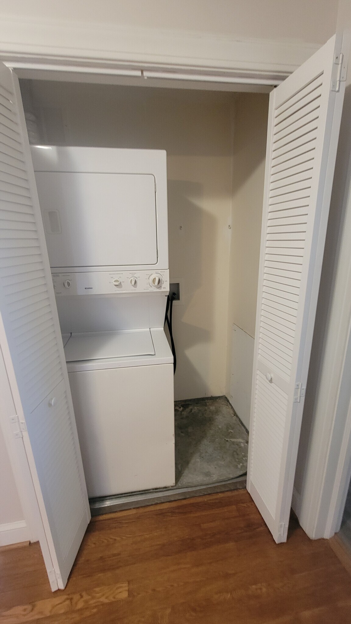 In-unit Washer/Dryer - 1612 W 1st St