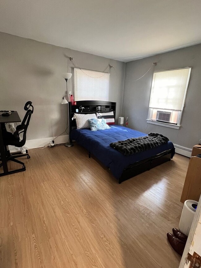 Building Photo - Pennington Rd, Ewing, NJ – 6BR / 2BA. Large single-family home near TCNJ with spacious driveway