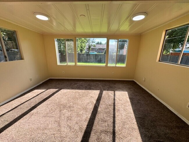 Building Photo - Beautifully updated, 3 bed 2 bath home in Moore, ready for move in! New granite, paint and fixtures!