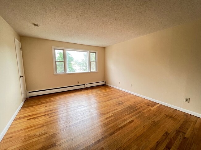 Building Photo - Two Bedroom One Bathroom Apartment! In Wes...