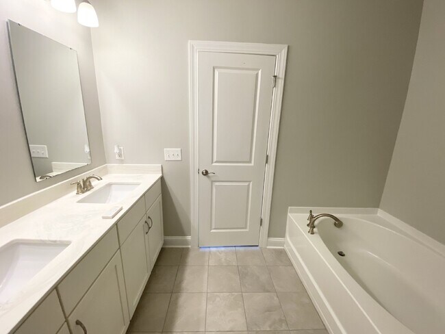 Building Photo - Three Bedroom Townhouse in Cypress Ridge!