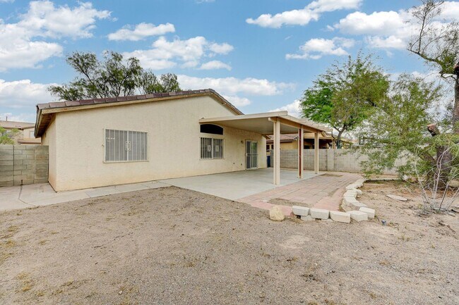 Building Photo - Rare Single Story Home with hard flooring!