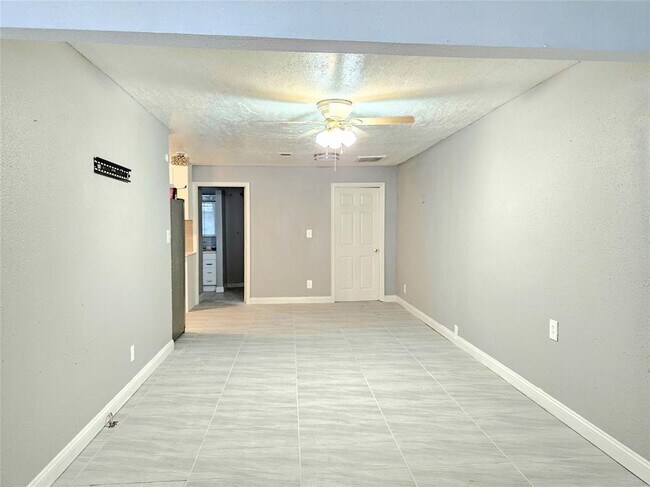 Building Photo - 4419 W Bayshore Dr