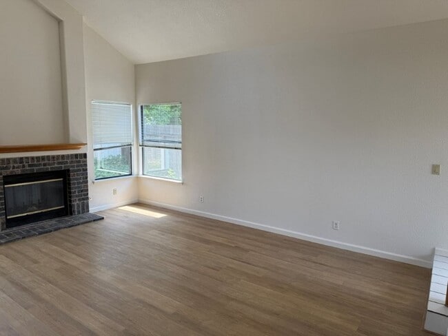 Building Photo - Modern 4 Bedroom 3 Car Garage Dixon *Star ...
