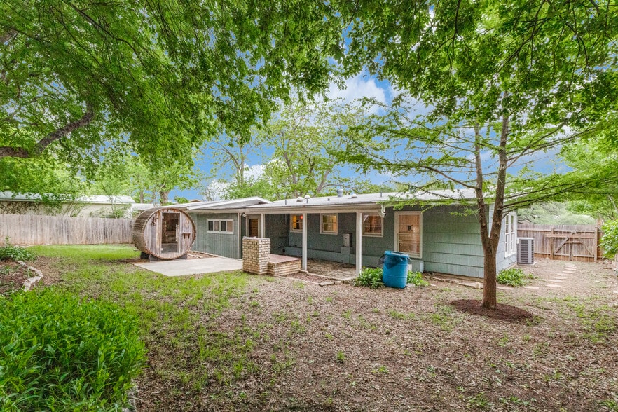 Building Photo - 11504 Oakwood Dr