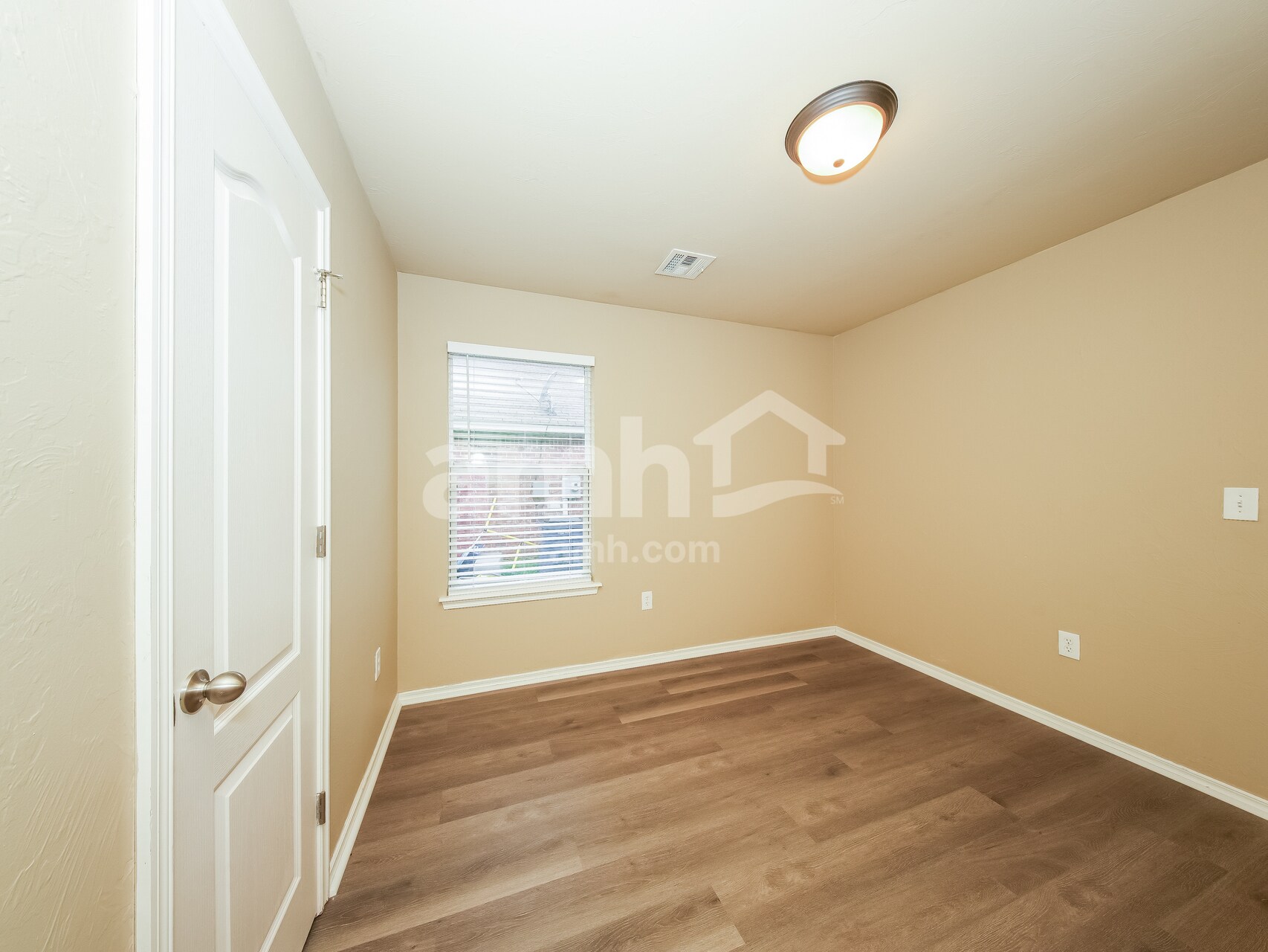 Building Photo - 613 E Juniper Ln