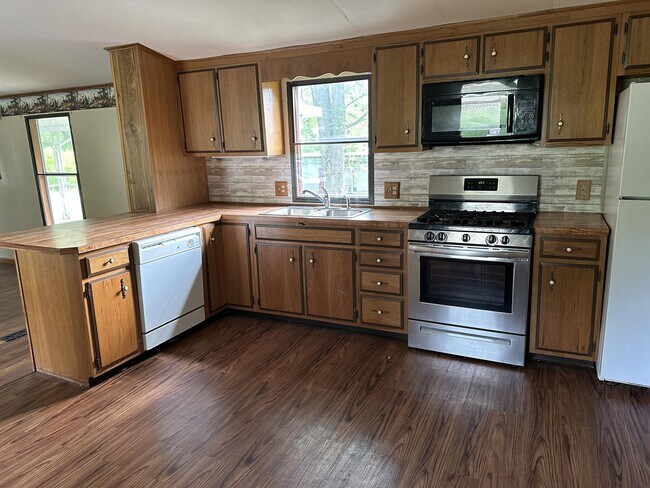 Building Photo - 1967 Chatsworth Ln