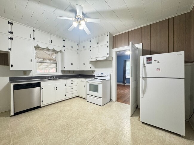 Building Photo - Spacious Home close to LA Tech
