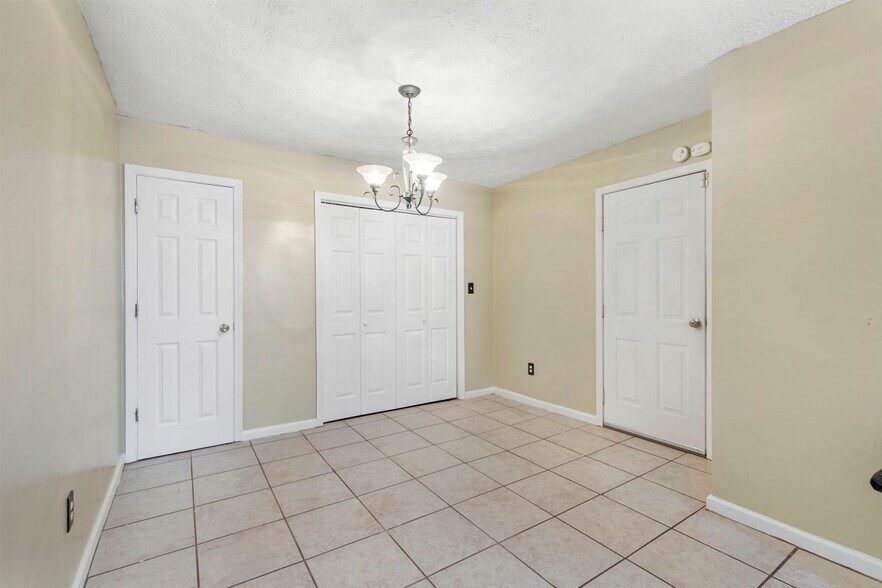 Building Photo - 314 Country Club Dr