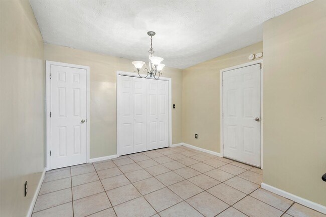 Building Photo - 314 Country Club Dr