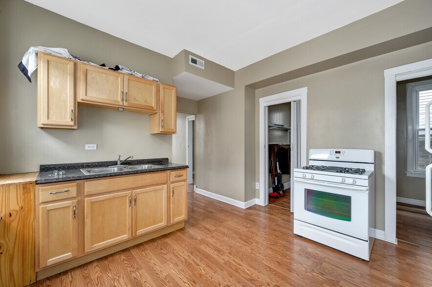 Building Photo - 1015 W 31st Pl