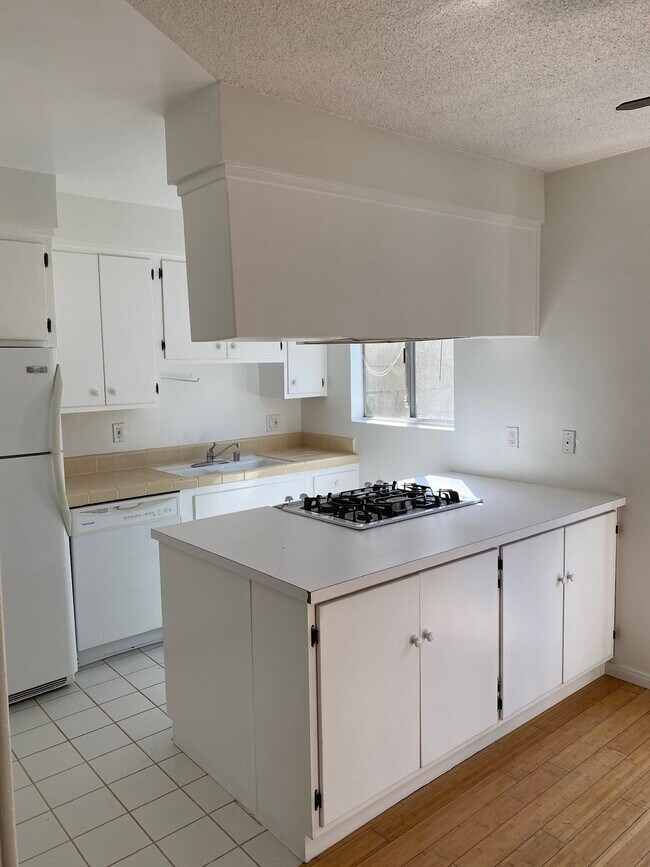 Kitchen - 1511 Yale St