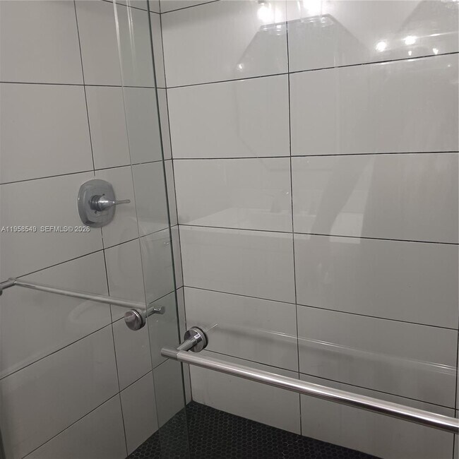 Building Photo - 492 40th Ct