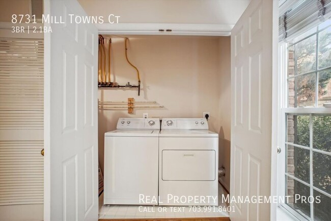 Building Photo - Bright & Spacious End-Unit Townhome – Perf...