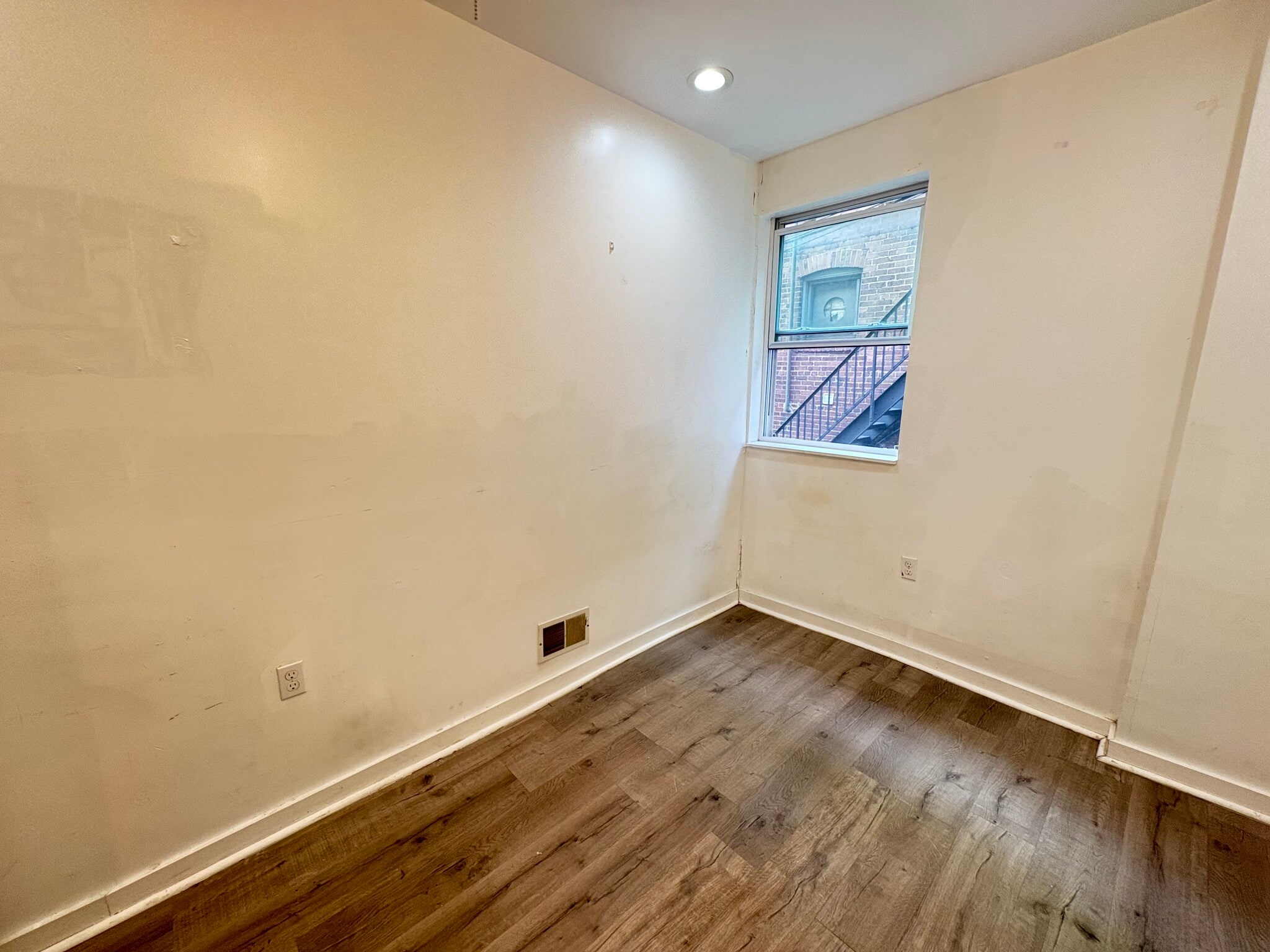 Building Photo - 5807 Hobart St