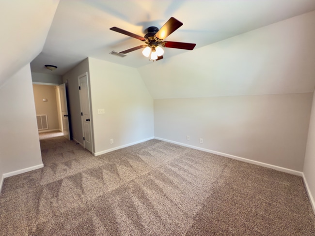 Building Photo - 638 Hidden Valley Dr