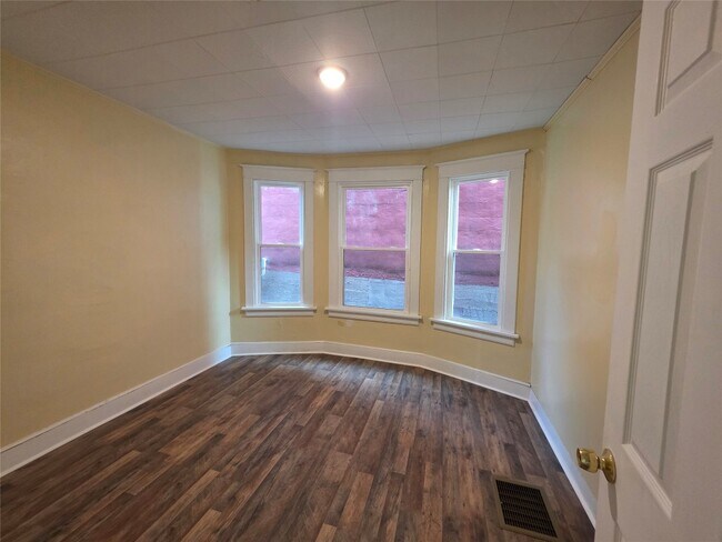 Building Photo - 155 Willow St
