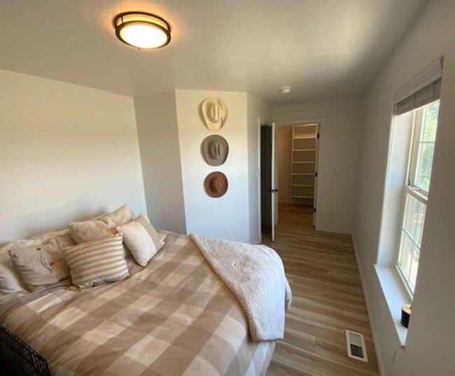 Building Photo - Updated Charleston Heights Townhome