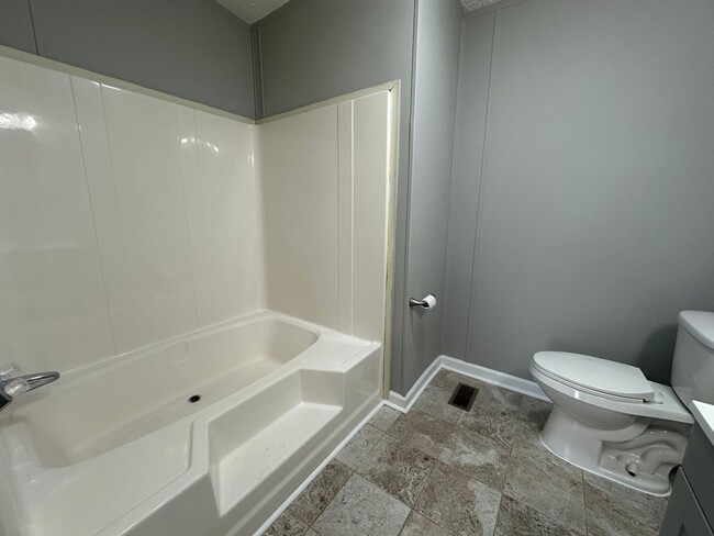 Building Photo - Country Living 3 Bedroom, 2 Bath Home in S...