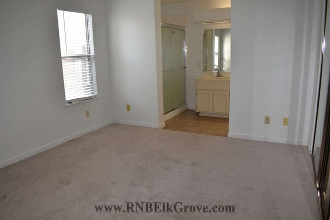 Building Photo - 9435 Soaring Oaks Dr